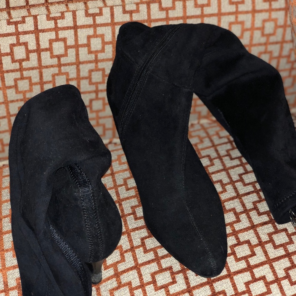 Black boot used suede some scratches on heel